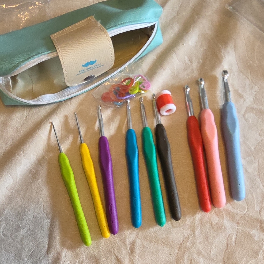 Vibrant Crochet Hook Set with Case - Picture 1 of 8